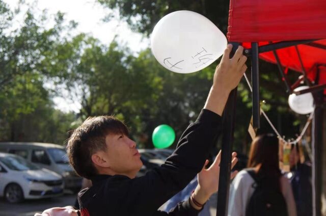 04见证班级场务人员布置场地,营造温馨的气氛