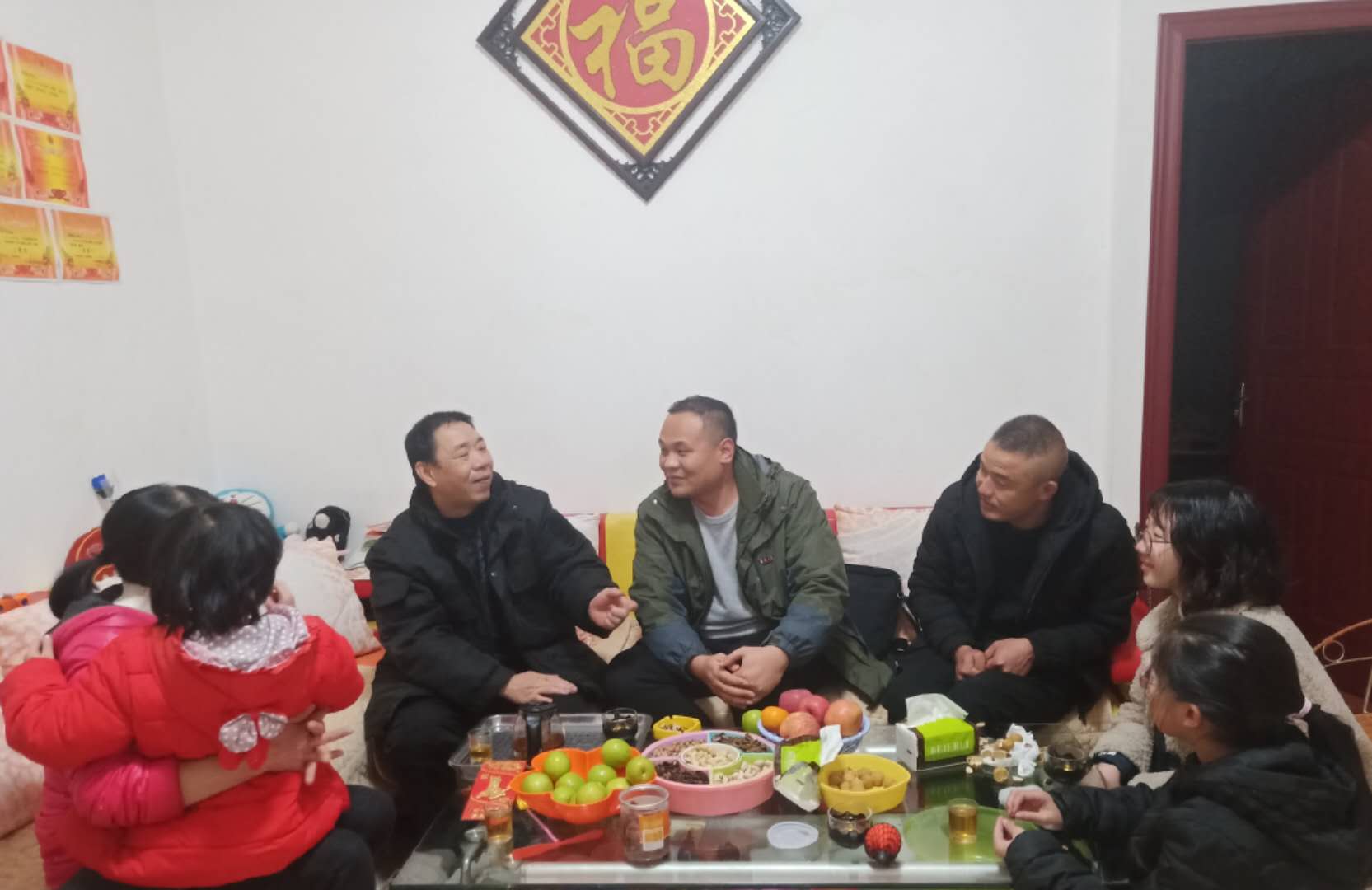 辅导员齐朝阳与刘雯郡一家在谈心 辅导员齐朝阳与刘雯郡一家在谈心