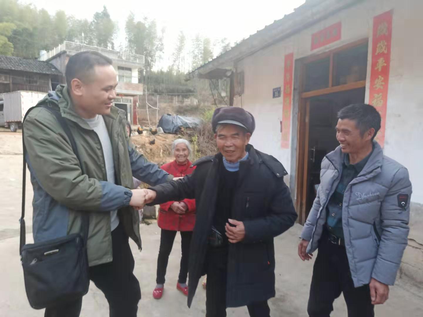 辅导员齐朝阳在家访结束之后与张春花一家告别 辅导员齐朝阳在家访结束之后与张春花一家告别
